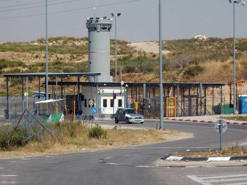 قوات الاحتلال تعتقل فتاة عند حاجز بيت إكسا شمال غرب القدس