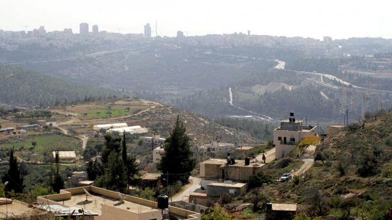 بيت إكسا.. قرية تُحاصَر من الخارج وتُفكَّك من الداخل عبر البؤر الاستيطانية