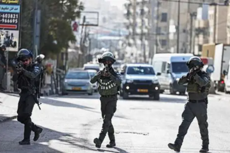 الاحتلال يعتقل 3 فلسطينيين ويغلق شارع 60 ويشدد إجراءاته شرق رام الله