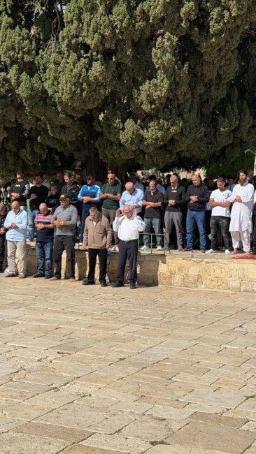 عشرات الآلاف يؤدون صلاة الجمعة في المسجد الأقصى