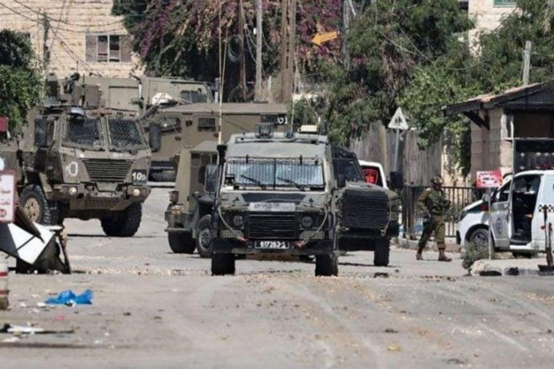 قوات الاحتلال تقتحم منطقة دوار السلام جنوب طولكرم وتحتجز مواطنين