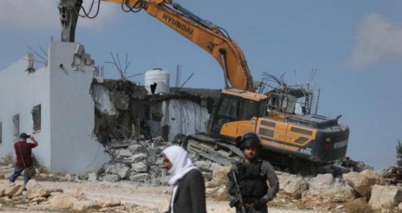 الاحتلال يهدم منزلاً ومغارة سكنية ويردم آبار مياه في مسافر يطا