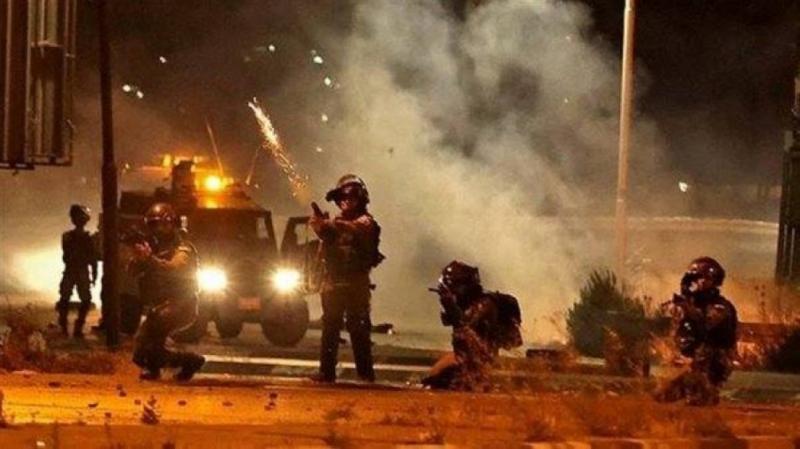 الاحتلال يطلق قنابل الغاز قرب مخيم قلنديا