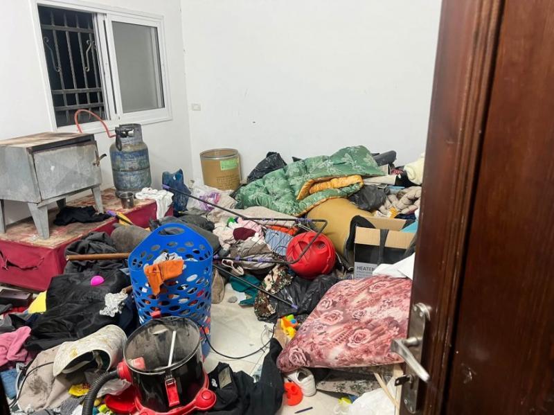 قوات الاحتلال تعتقل شقيقين وتسرق مبالغ مالية خلال اقتحام قرية قريوت جنوب نابلس