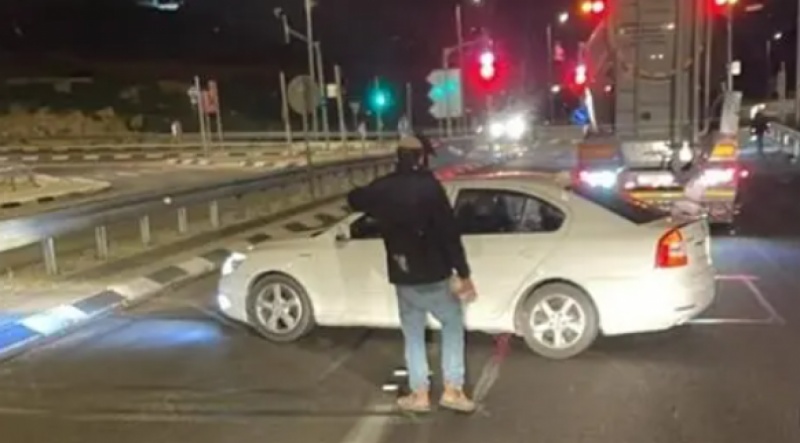 مستوطنون يعتدون على مركبات المواطنين على مدخل دير جرير