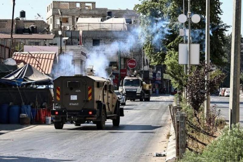 الاحتلال يطلق قنابل الغاز تجاه مركبات المواطنين عند حاجز جبع