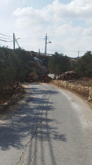 الاحتلال يغلق المدخل الشمالي لقرية مادما جنوب نابلس ويجرف أراضي