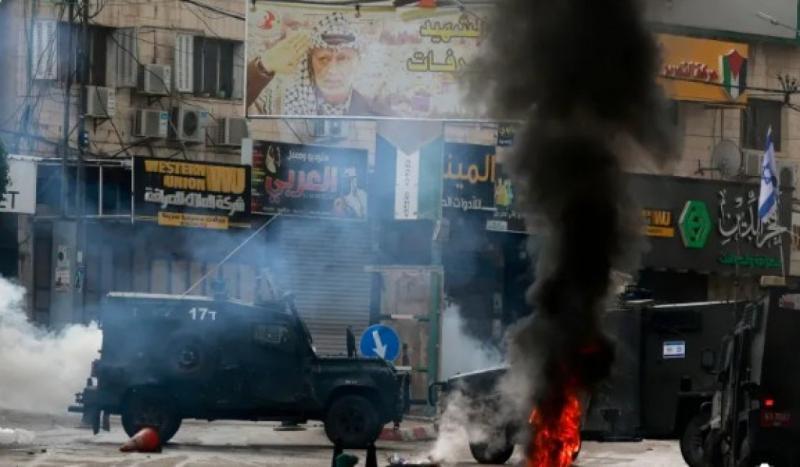 مستوطنين يهاجمون منازل المواطنين في بلدة السموع جنوب الخليل
