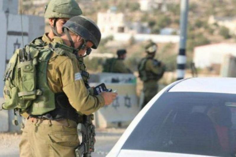الاحتلال يشدد إجراءاته العسكرية عند مدخل قرية المغير ويعتقل متضامناً أجنبياً