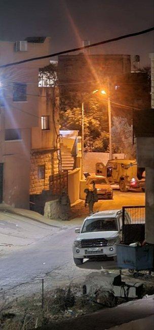 الاحتلال يحتجز 3 شبان في قرية المغير