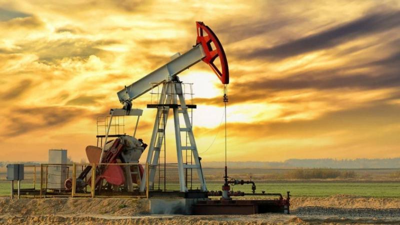 النفط يرتفع إلى 110 دولارات للبرميل والدولار يتراجع