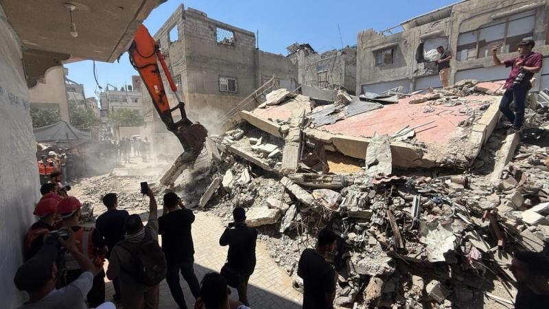 غزة: الاحتلال يواصل عدوانه والدفاع المدني ينتشل رفات 13 شهيداً من تحت الأنقاض