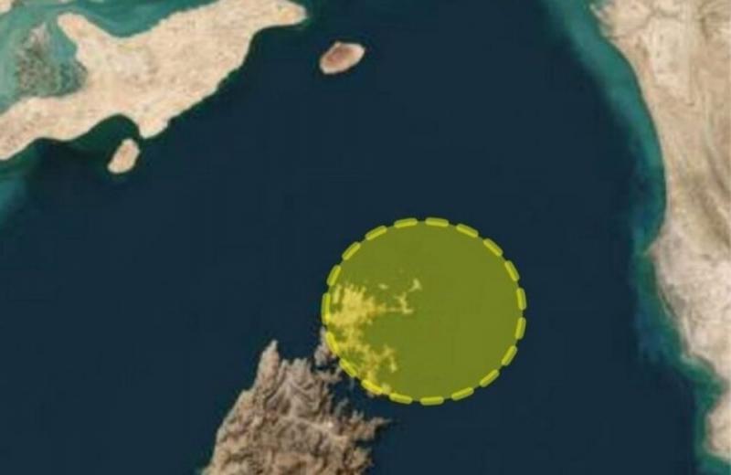 إصابة ناقلة نفط بقذيفة مجهولة وتعطلها أثناء عبورها مضيق هرمز