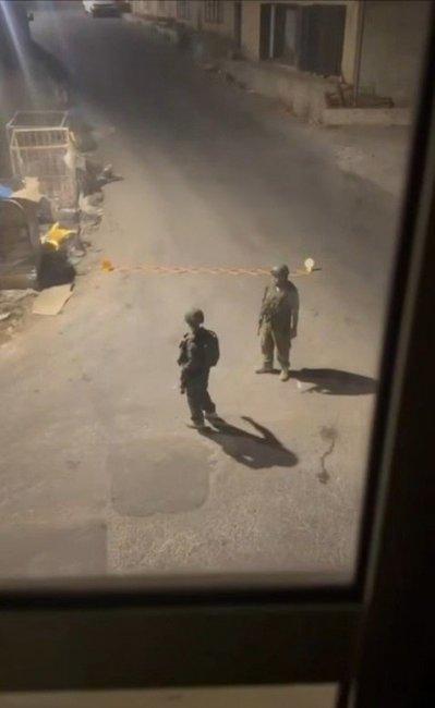 الاحتلال يعتقل ثمانية مواطنين من قرية ادقيقة جنوب الخليل