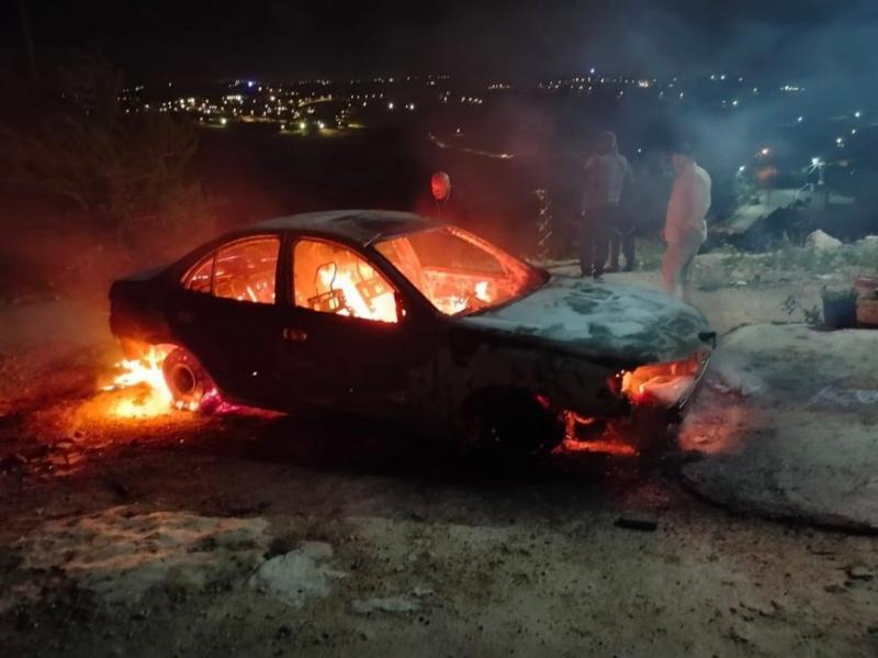 مستوطنون يحرقون مركبة ويحاولون اختطاف طفل في بيت أمر شمال الخليل