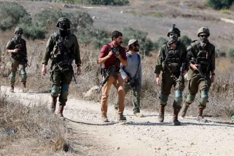 19 اعتداء للاحتلال والمستوطنين على قاطفي الزيتون بالضفة