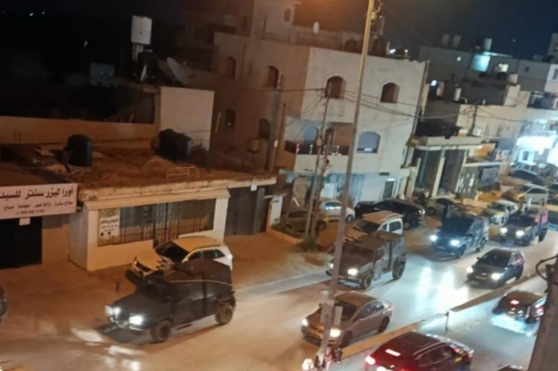 الاحتلال يقتحم مخيم قلنديا ويخلع أبواب منازل ويطلق قنابل الغاز والصوت