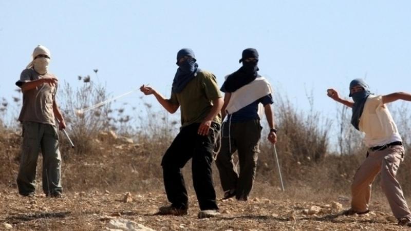مستوطنون يرشقون مركبات المواطنين شرق قلقيلية