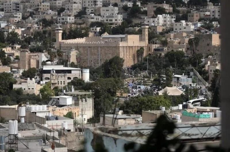 مئات المستوطنين يقتحمون الحرم الإبراهيمي في الخليل وسط إغلاق البلدة القديمة