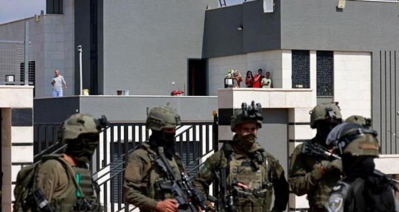 لليوم الـ36 على التوالي.. الاحتلال والمستوطنون يحاصرون 3 عائلات في قصرة جنوب نابلس