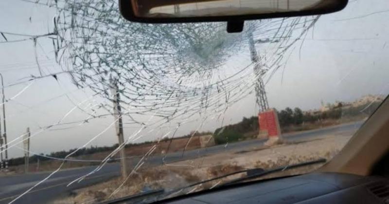 مستوطنون يصيبون مواطنا ويحطمون مركبة في الجفتلك شمال أريحا