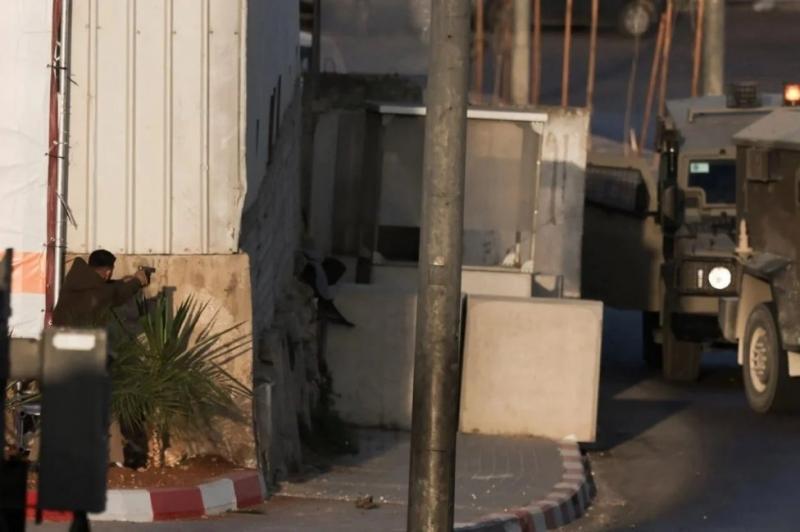 جيش الاحتلال يقرّ بمقتل جنديين في عملية الخليل