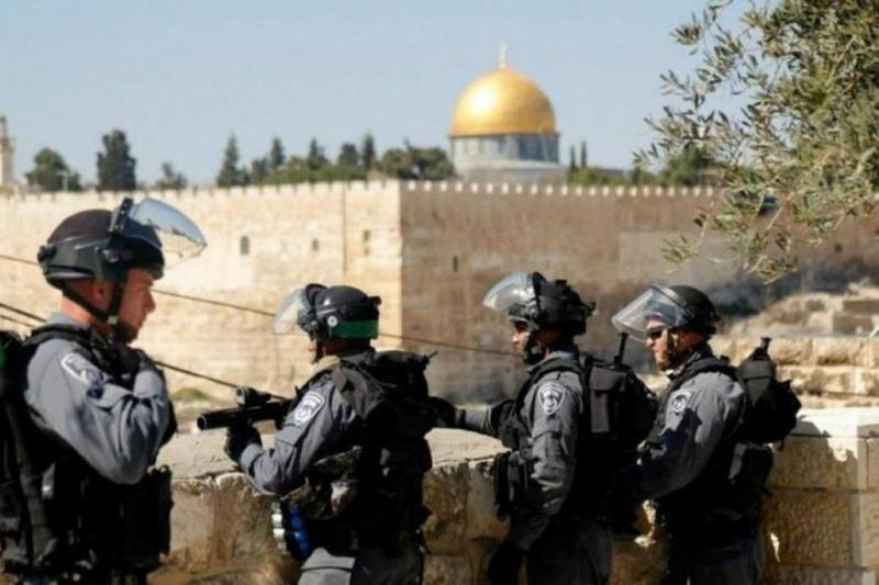 الاحتلال يُبعد مقدسيين عن الأقصى ويحكم بسجن آخر