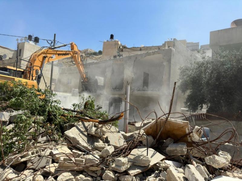 الاحتلال يهدم منزلين في بيت حنينا شمال القدس