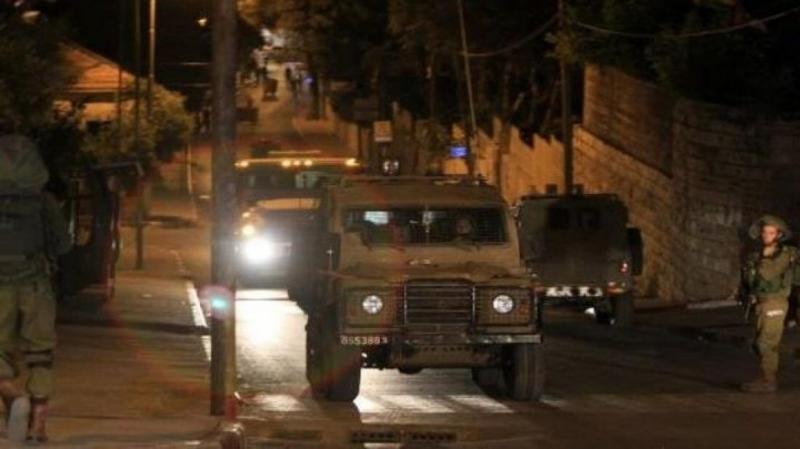 نابلس: الاحتلال يقتحم مخيم العين ويطالب الأهالي بإخلاء منازلهم ويعتقل عدداً من الشبان وسيدة
