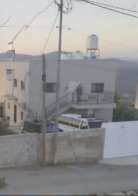 الاحتلال يجبر عائلة في بلدة كوبر على إخلاء منزلها