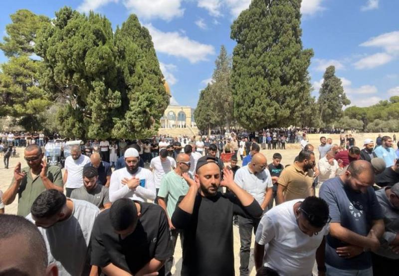 عشرات آلاف المصلين يؤدون الجمعة في الأقصى رغم تشديدات الاحتلال