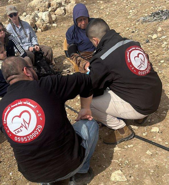 مستوطنون يعتدون بالضرب على مواطنة ونجلها شرق السموع ويغلقون طريقا جنوب الخليل