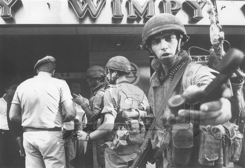 جنود الاحتلال أمام المقهى بعد تنفيذ العملية